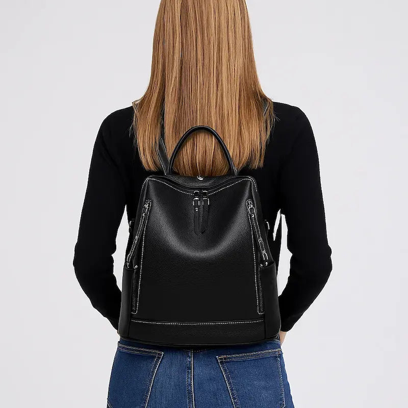 sac à dos femme en cuir véritable noir porté au dos avec bretelles réglables