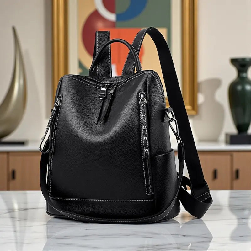 sac a dos femme en cuir noir vu de profil en studio