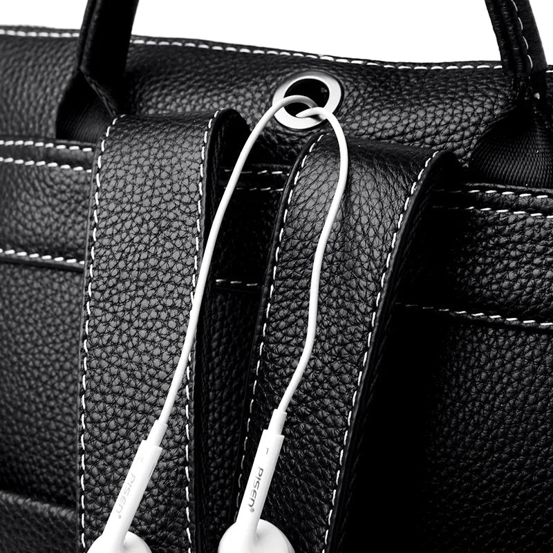 détail attache métallique et couture renforcée sac à dos femme cuir noir