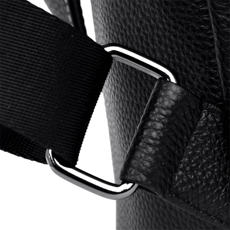 détail sangle et boucle métallique sac à dos femme cuir noir