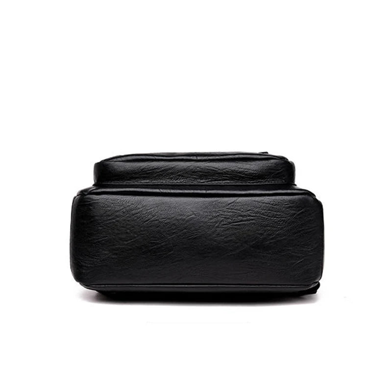 Vue du dessous du sac à dos femme en cuir synthétique noir avec base renforcée