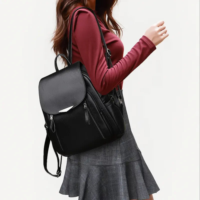 Sac à dos femme en cuir synthétique noir porté au dos avec style élégant