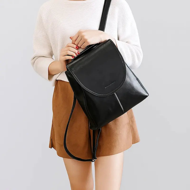 Sac à dos femme en cuir de vachette noir porté à la main avec look chic