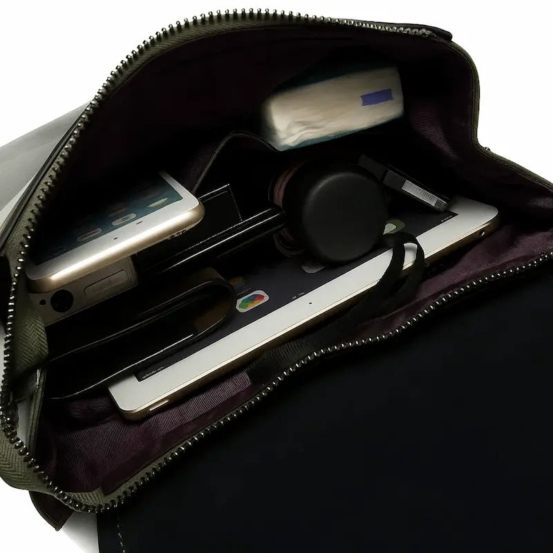 Intérieur du sac à dos femme en cuir de vachette vert avec accessoires rangés