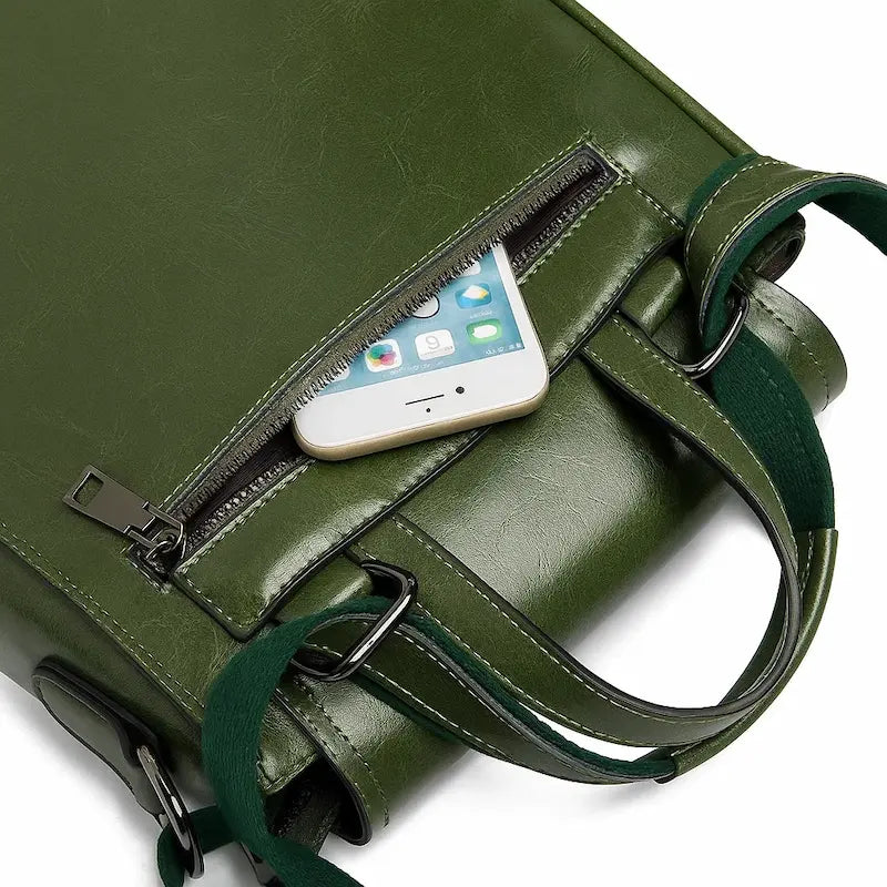 Zoom sur le rabat avec fermeture pression du sac à dos femme en cuir de vachette vert