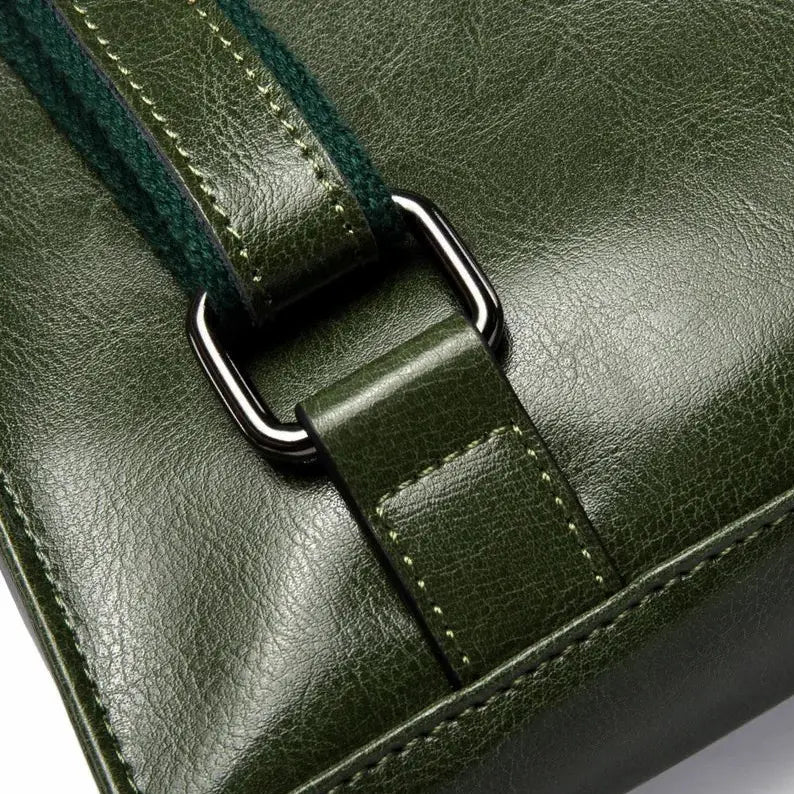 Zoom sur la poignée en cuir du sac à dos femme en cuir de vachette vert