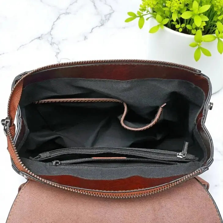 Intérieur du sac à dos femme en cuir véritable marron avec compartiments et doublure