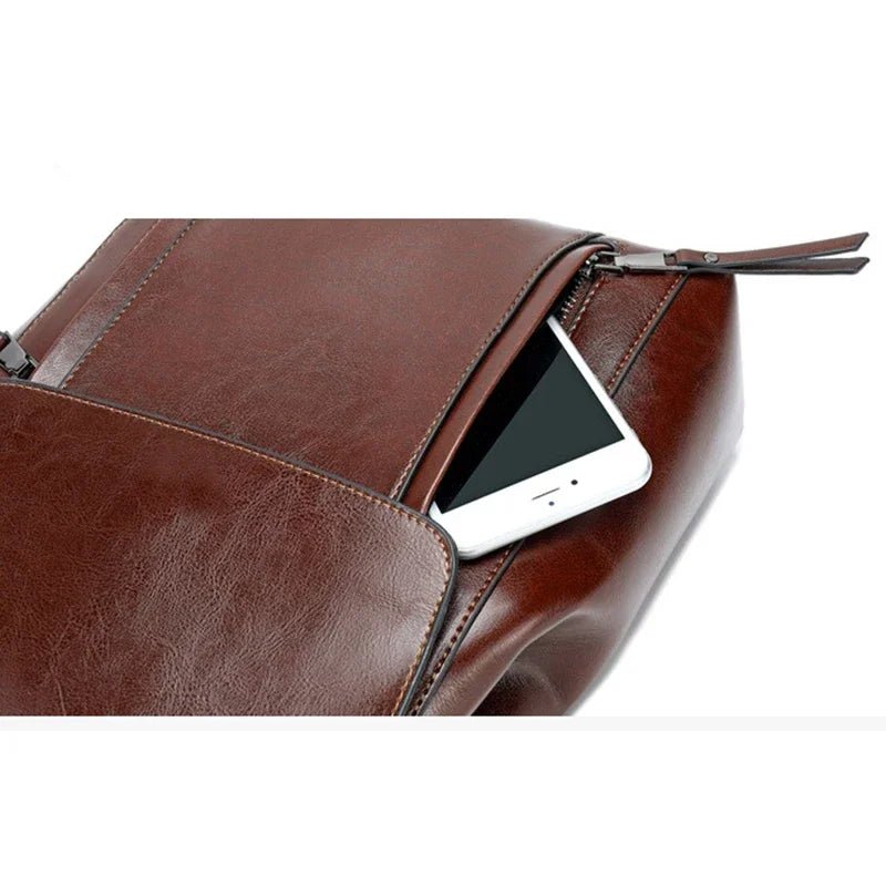 Sac à dos femme en cuir véritable marron avec poche latérale contenant un smartphone