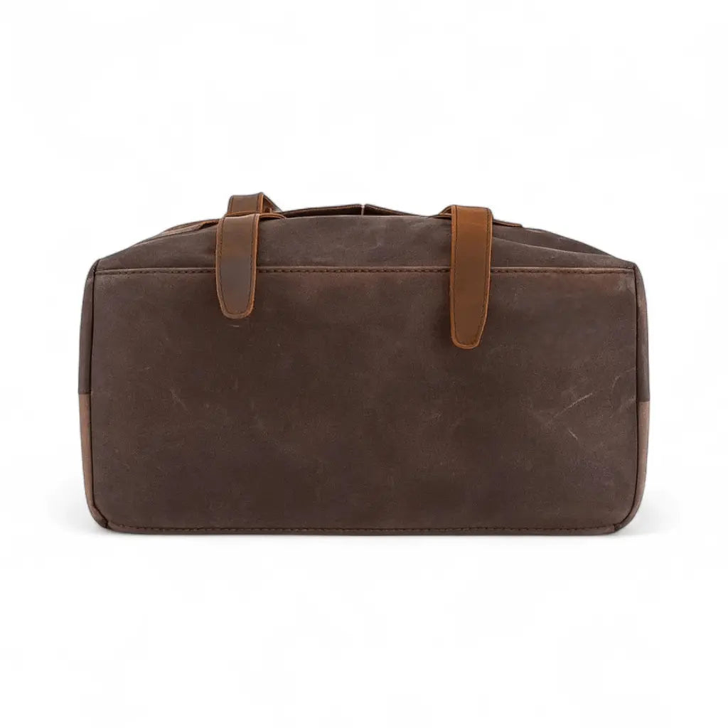 Vue du dessous du sac à dos homme en cuir Crazy Horse marron, base renforcée et coutures solides.