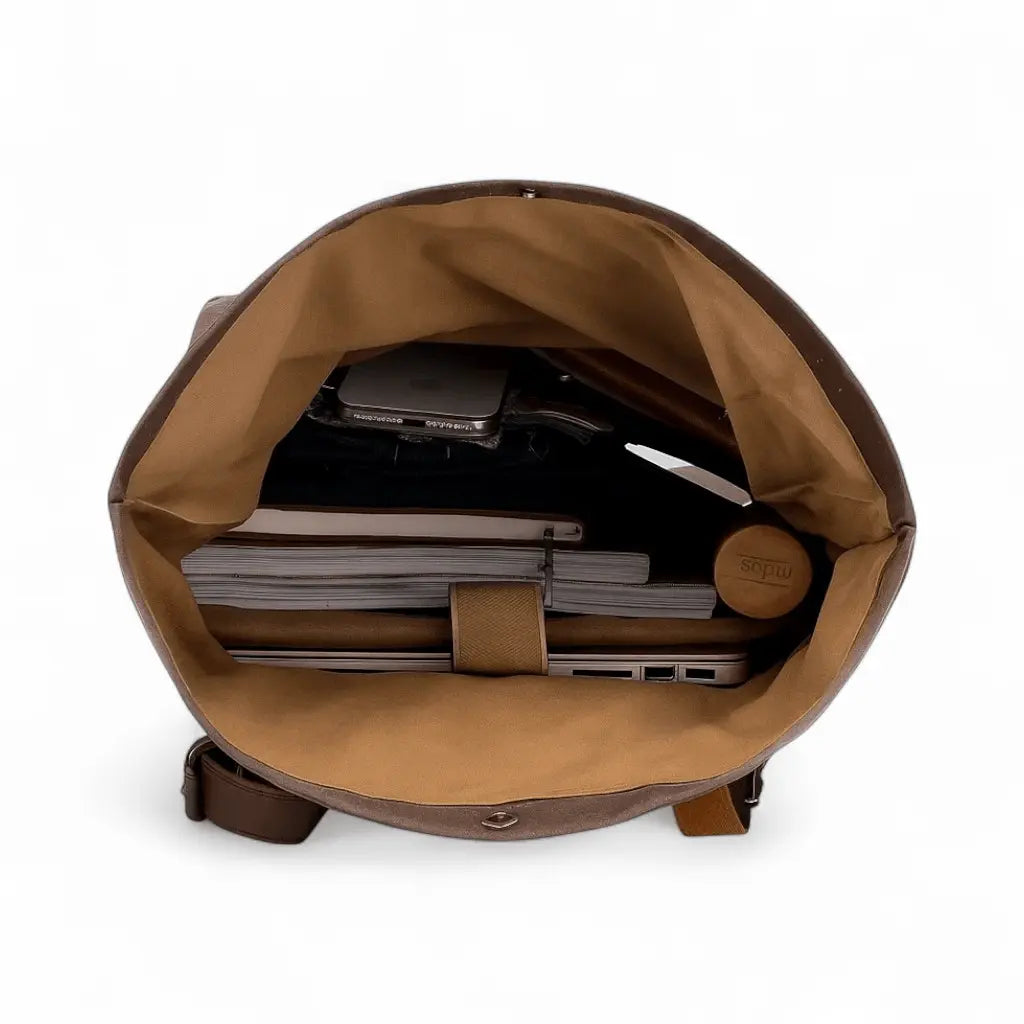 Vue intérieure du sac à dos homme en cuir Crazy Horse contenant livres et accessoires.