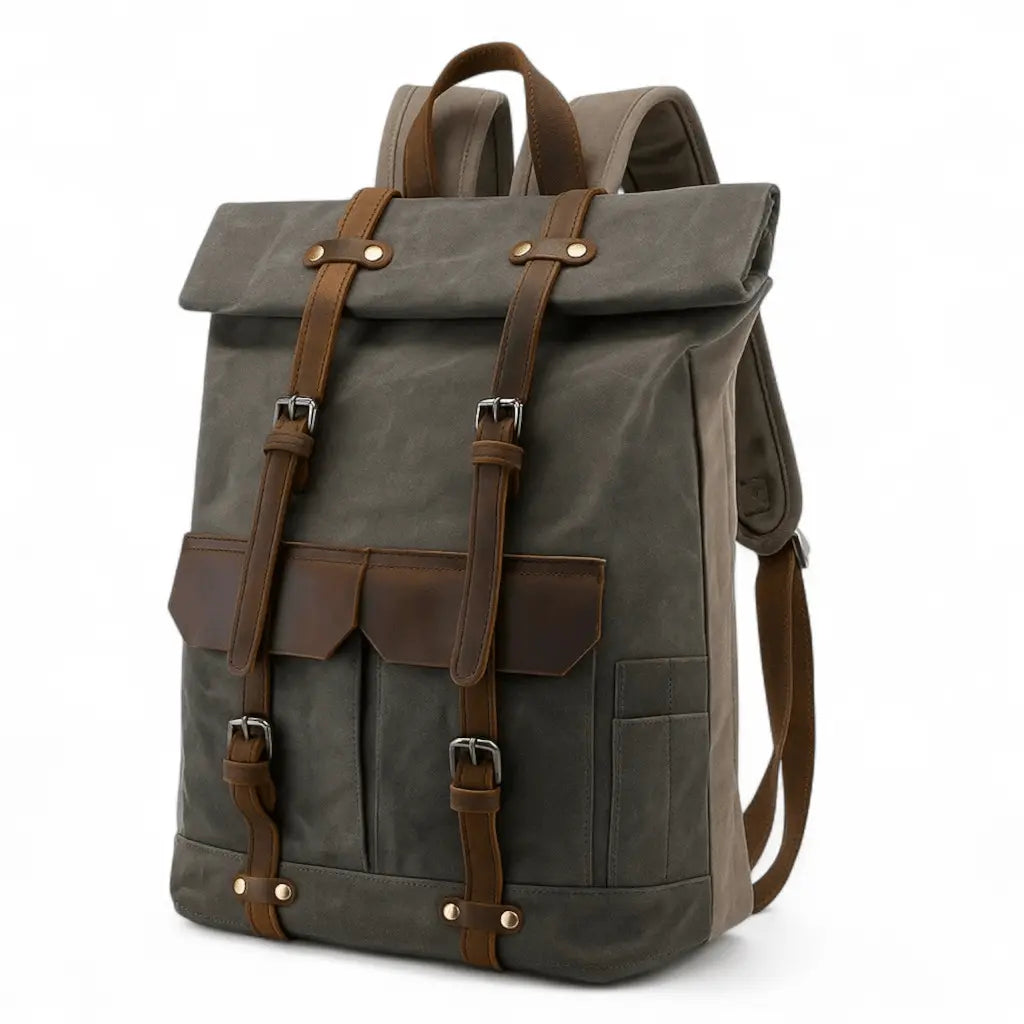 Sac à dos homme en cuir Crazy Horse vert armée avec rabat et sangles en cuir marron.