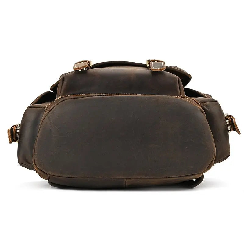 Vue du dessous du sac à dos homme en cuir véritable vintage marron