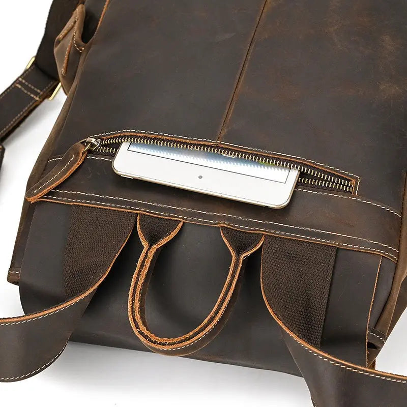 Sac à dos homme en cuir véritable vintage avec poche arrière contenant une tablette