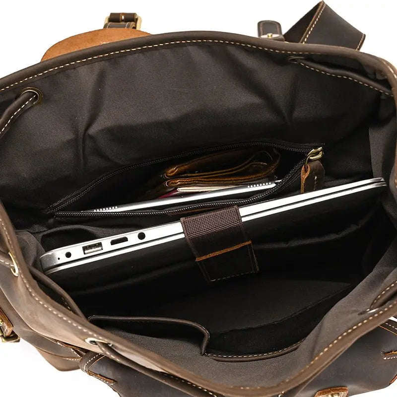 Intérieur du sac à dos homme en cuir véritable vintage avec compartiment ordinateur