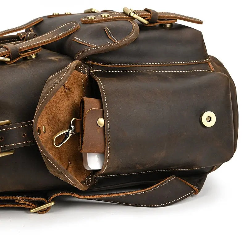 Détail de la poche latérale du sac à dos homme en cuir véritable vintage