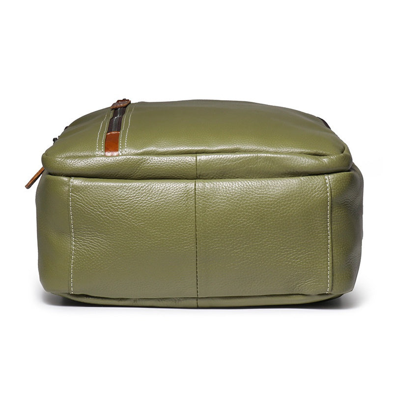 Vue du dessous d’un sac à dos en cuir vert, base lisse et coutures renforcées visibles.