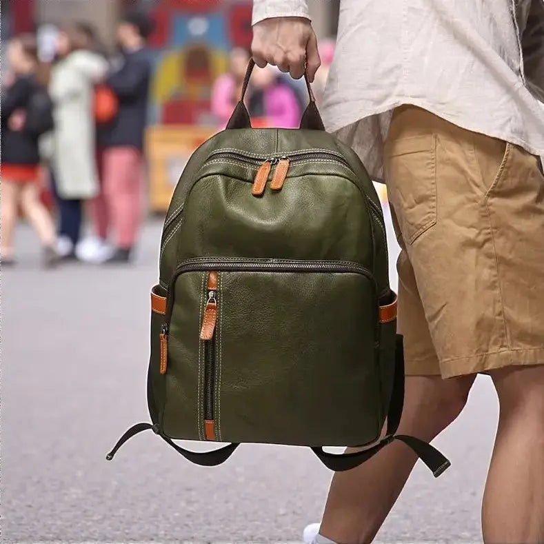 Sac à dos en cuir vert porté en marchant, montrant son design pratique et décontracté.