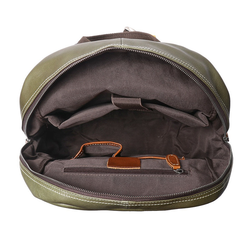 Vue intérieure du sac à dos en cuir vert montrant la doublure en polyester et les compartiments.