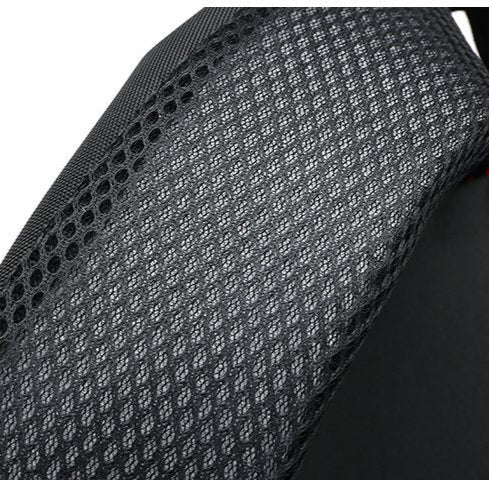 Détail des bretelles rembourrées en maille du sac à dos homme noir.