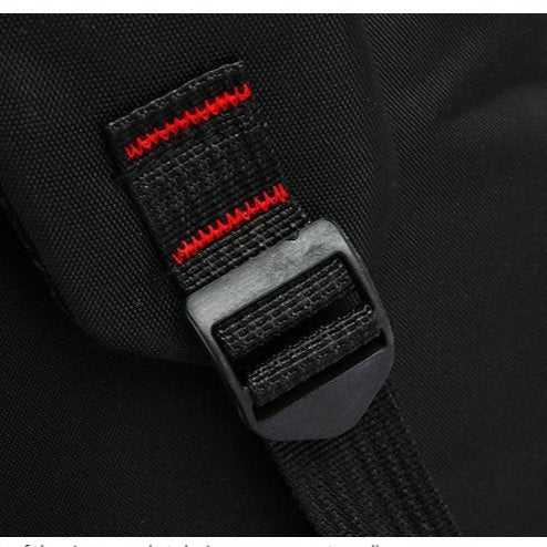 Détail de l’attache renforcée du sac à dos homme noir avec surpiqûres rouges.