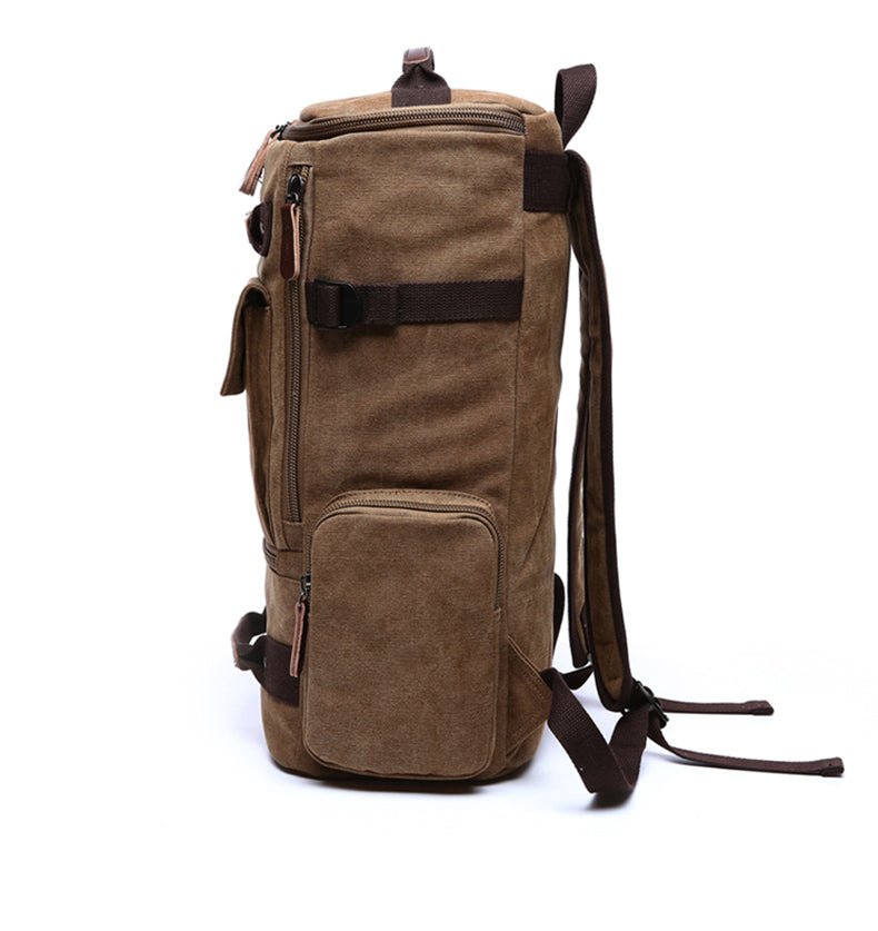 Vue de côté du sac à dos homme vintage en toile marron