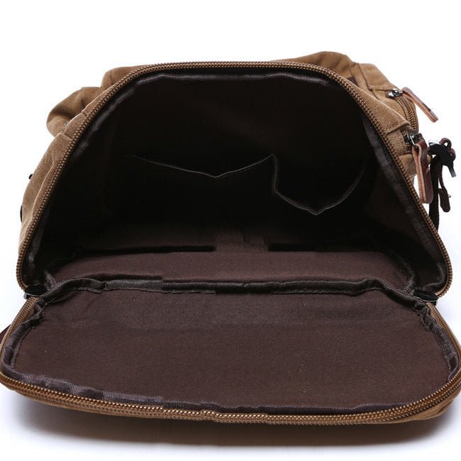 Vue intérieure vide du sac à dos homme vintage en toile marron