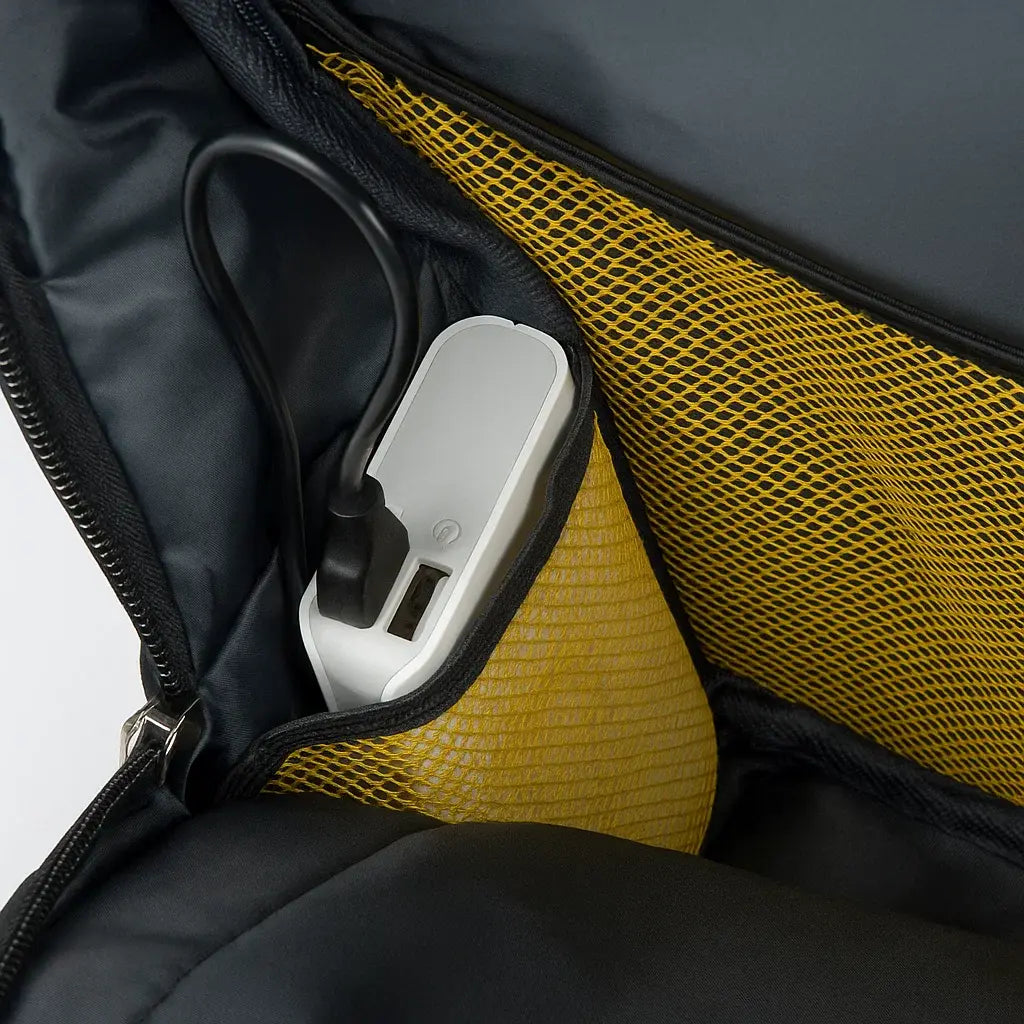 Intérieur du sac à dos lycée montrant la poche de rangement et la sortie USB