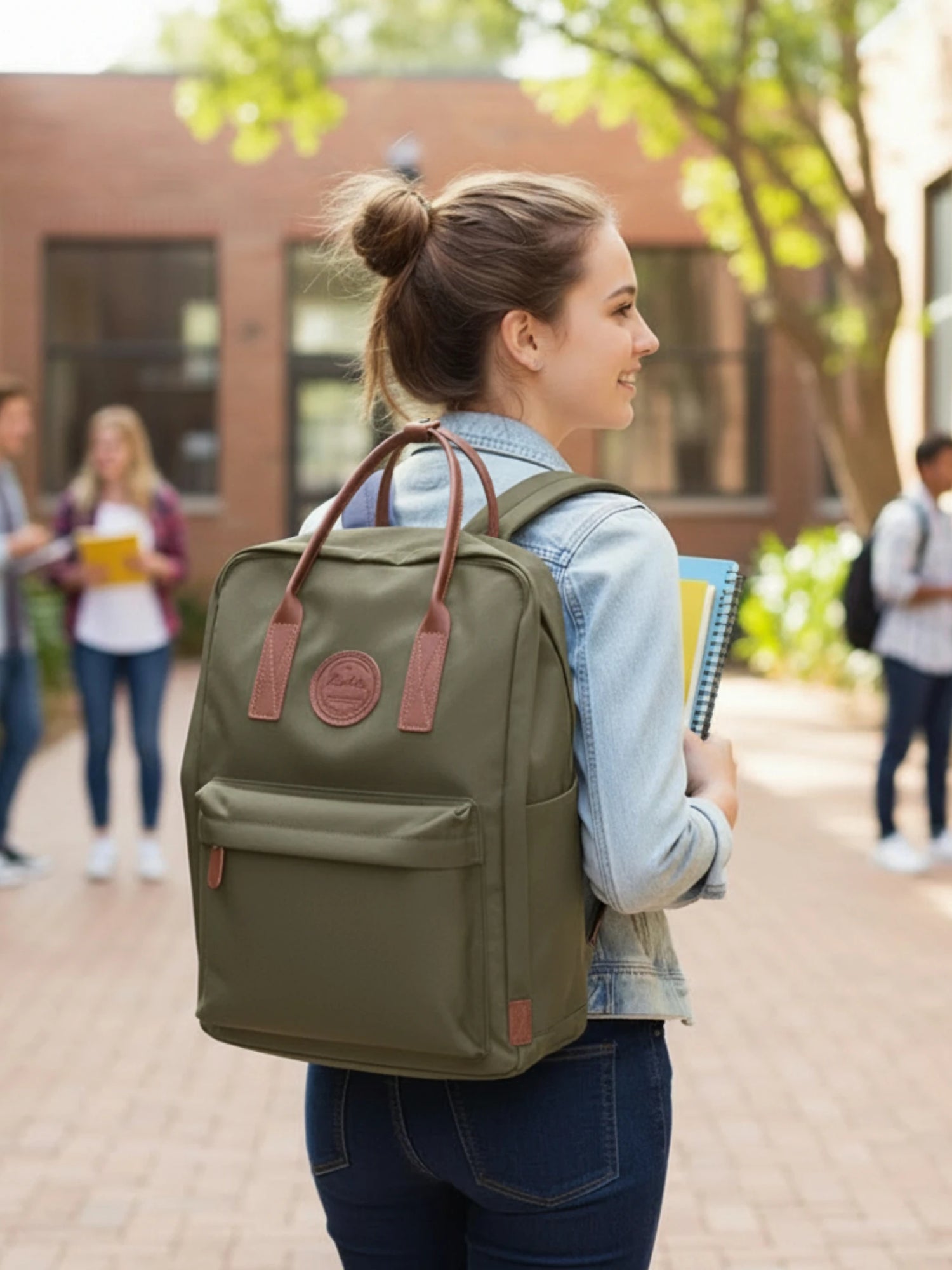 Sac à dos lycée kaki en polyester avec compartiment ordinateur portable porté sur un campus scolaire