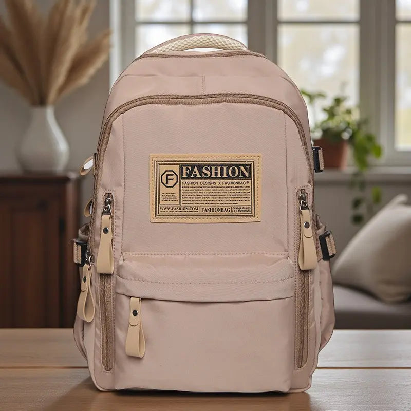 Sac à dos lycéen beige présenté en studio