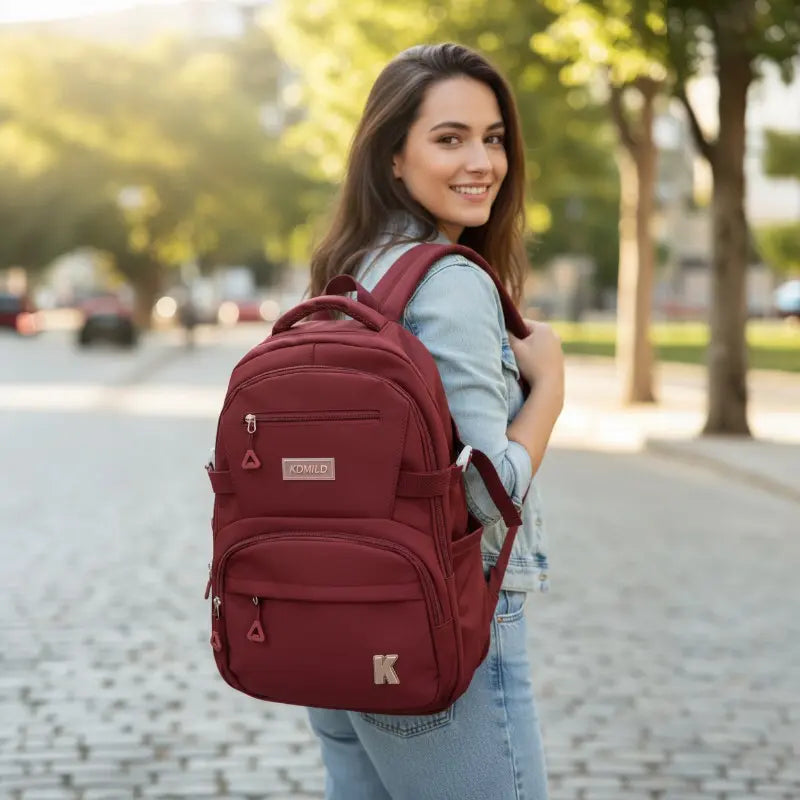 Jeune femme portant un sac à dos rouge grande capacité pour le lycée.