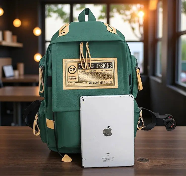 Sac à dos lycéen vert multipoche posé avec un iPad devant