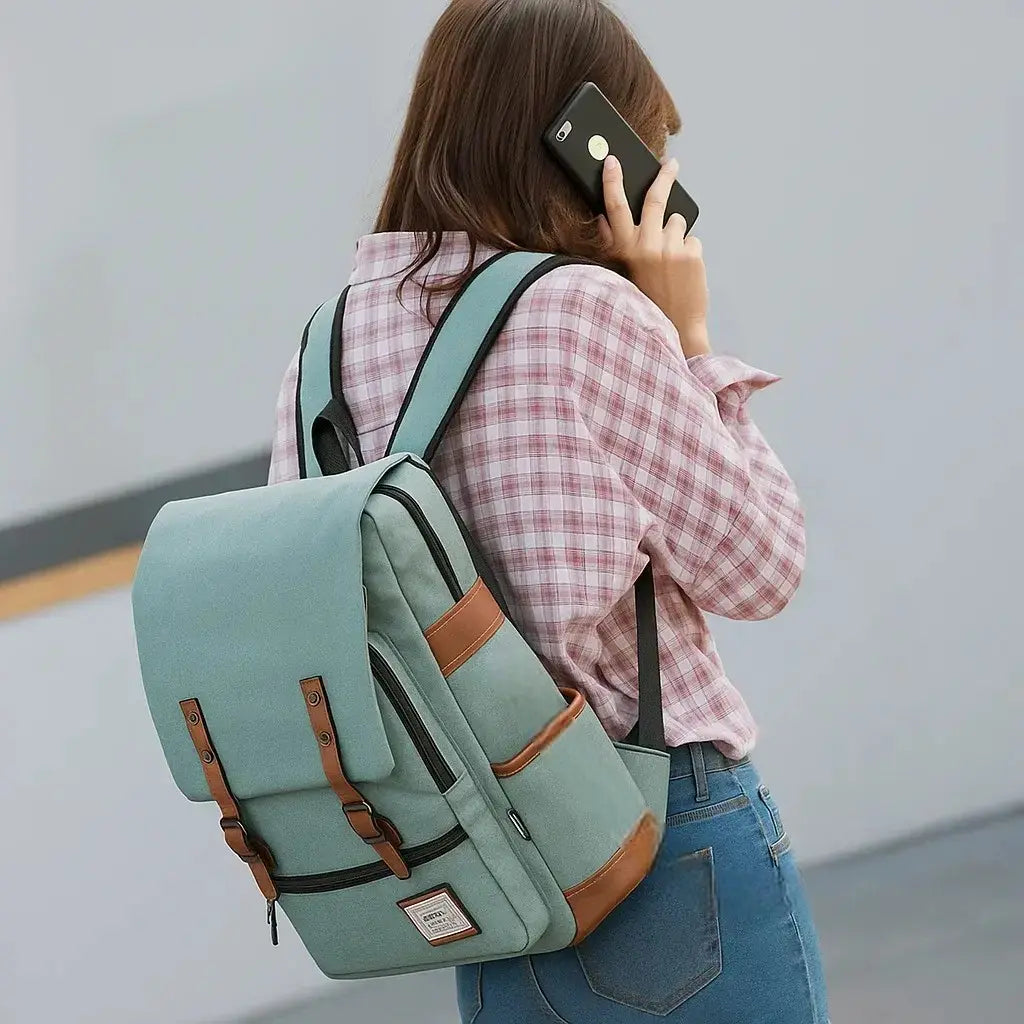 Sac à dos pour lycéen vert avec rabat et sangles marron, porté en extérieur.