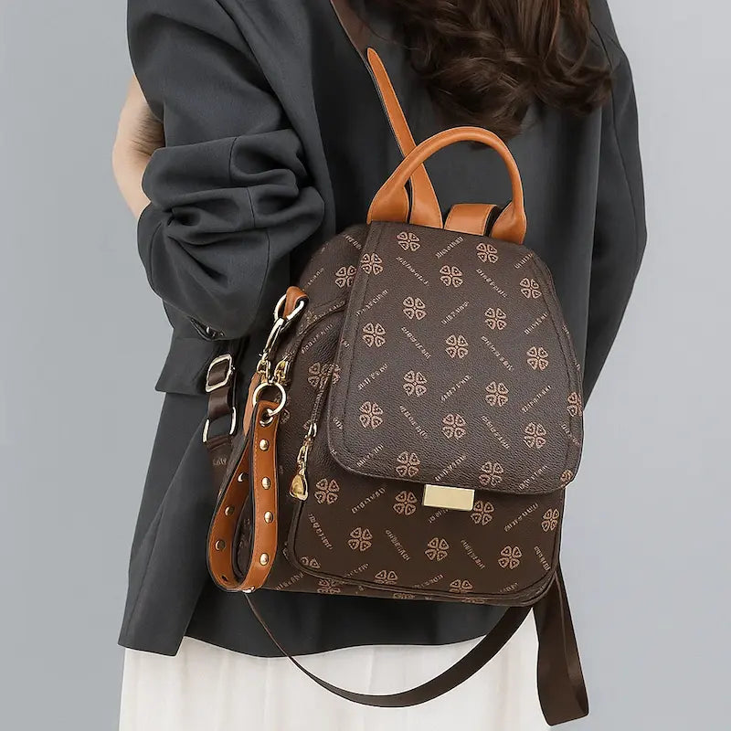 Sac à dos marron rétro PU motif lettres porté au dos par une femme en tenue claire