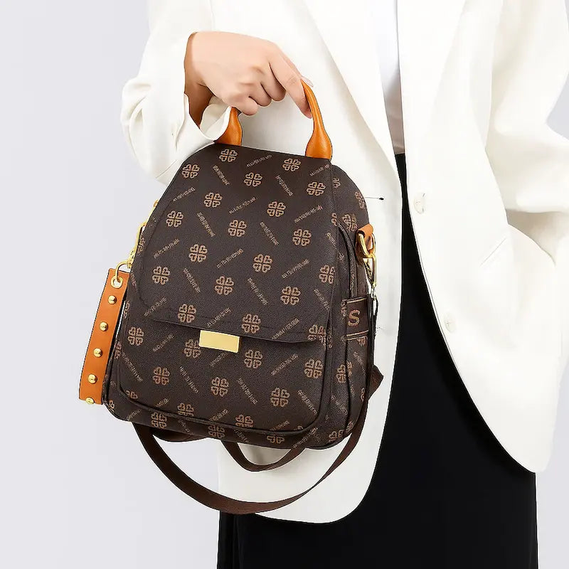 Sac à dos marron rétro PU motif lettres porté à la main par une femme