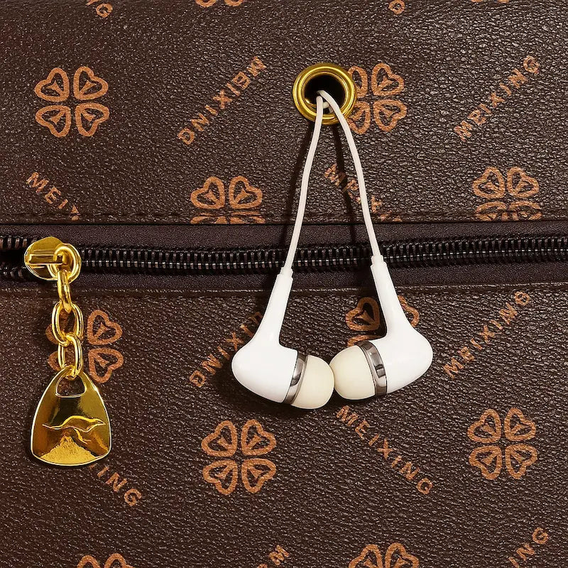 Détail de la fermeture éclair et du motif lettres du sac à dos marron rétro PU