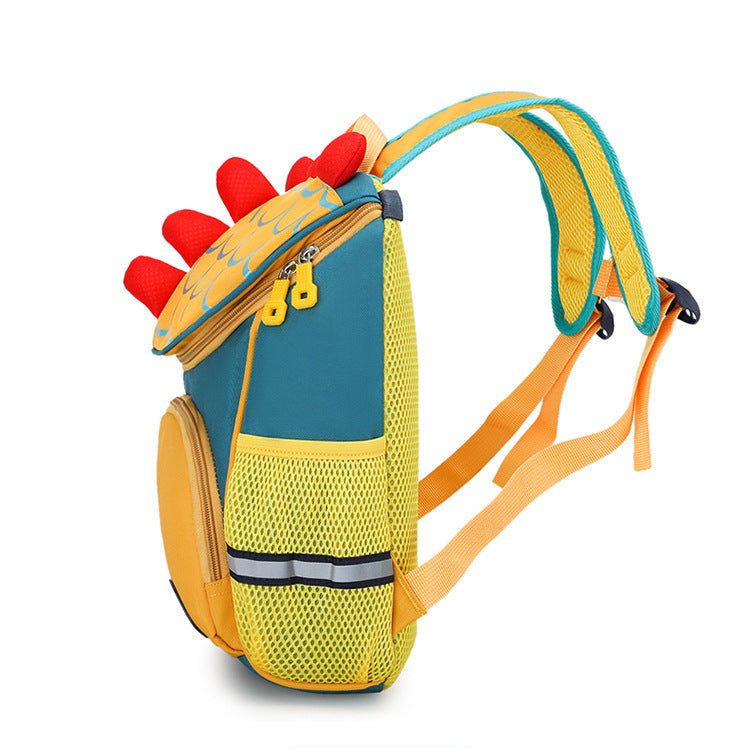 Vue latérale du sac à dos maternelle dinosaure jaune avec crêtes rouges.