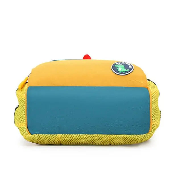 Vue du dessous du sac à dos maternelle dinosaure jaune et vert.