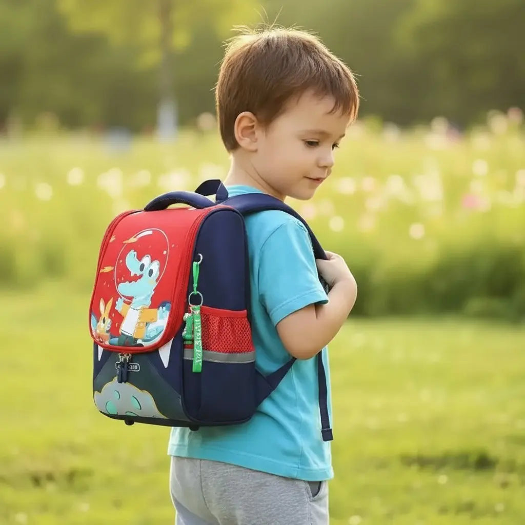 Sac à dos maternelle motif crocodile cosmonaute  bleu porté par un enfant en extérieure.