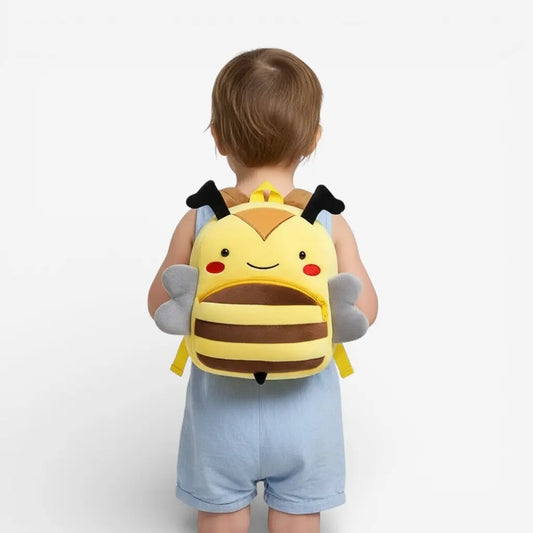 Enfant portant un sac à dos maternelle en peluche abeille vu de dos