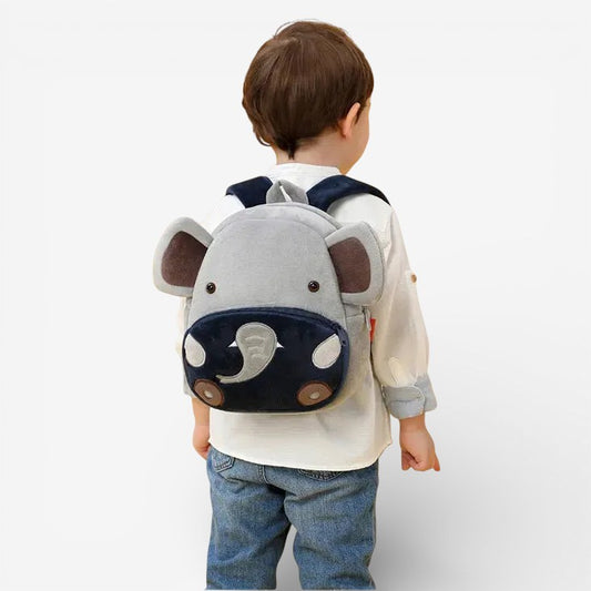 Sac à dos maternelle en peluche éléphant porté par un enfant
