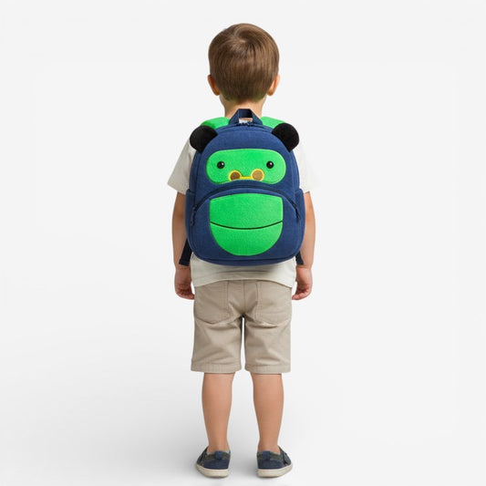 Sac à dos maternelle en peluche gorille porté par un enfant de dos