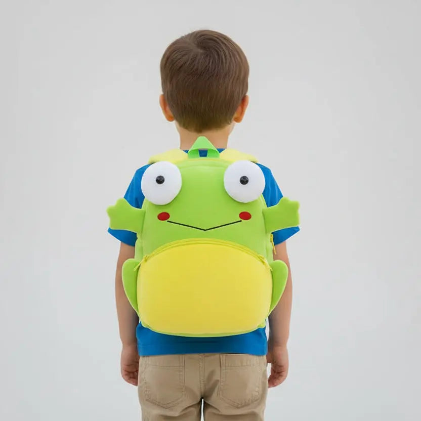 Enfant portant un sac à dos maternelle en peluche grenouille verte et jaune de dos