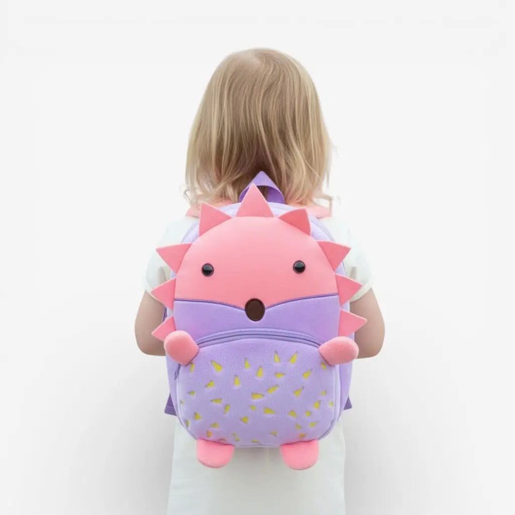 Enfant portant un sac à dos maternelle en peluche hérisson rose et violet de dos
