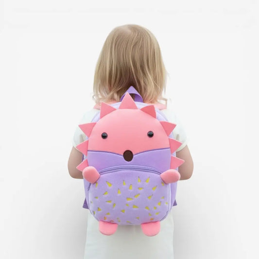 Enfant portant un sac à dos maternelle en peluche hérisson rose et violet de dos