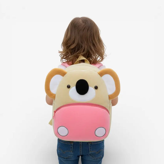 Enfant portant un sac à dos maternelle en peluche koala beige et rose de dos