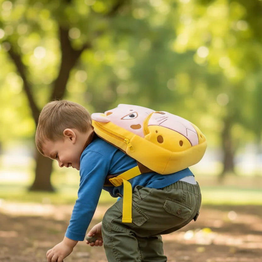 Sac à dos maternelle en peluche léopard porté par un enfant en extérieur