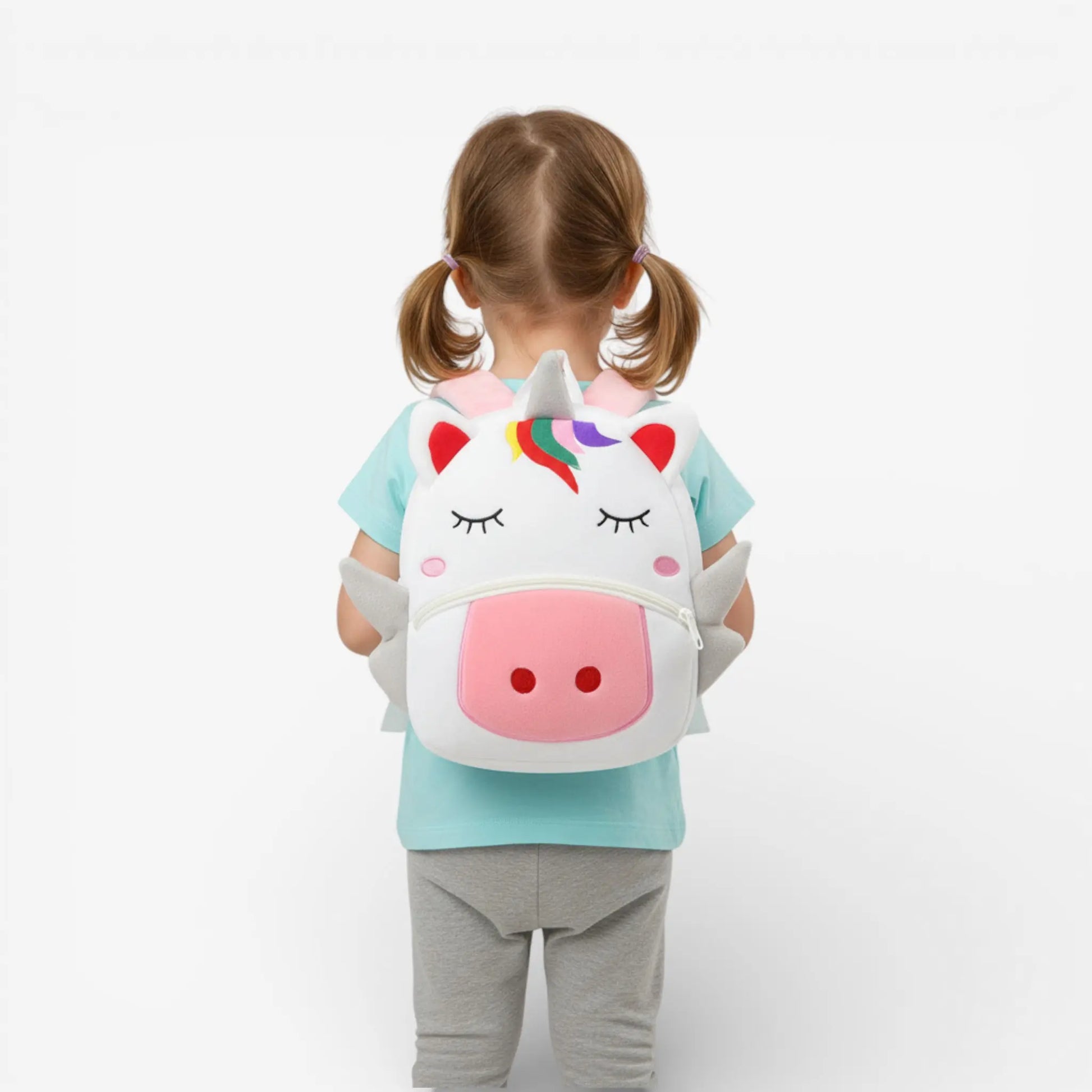 Enfant portant un sac à dos maternelle en peluche licorne vu de dos