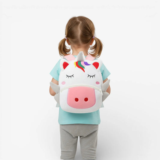 Enfant portant un sac à dos maternelle en peluche licorne vu de dos