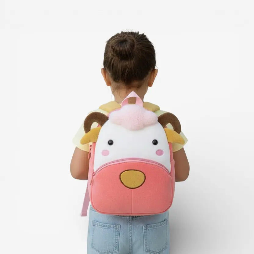 Enfant portant un sac à dos maternelle en peluche mouton rose de dos