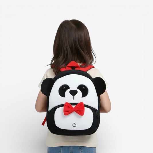 Sac à dos maternelle en peluche panda porté par un enfant
